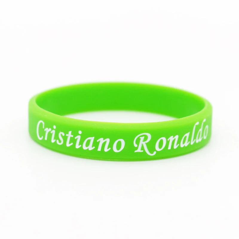 Helle limettengrüne Silikon-Armband mit dem Namen Cristiano Ronaldo eingeprägt.