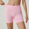 Shorts de yoga sans coutures roses à taille haute portés par un mannequin.