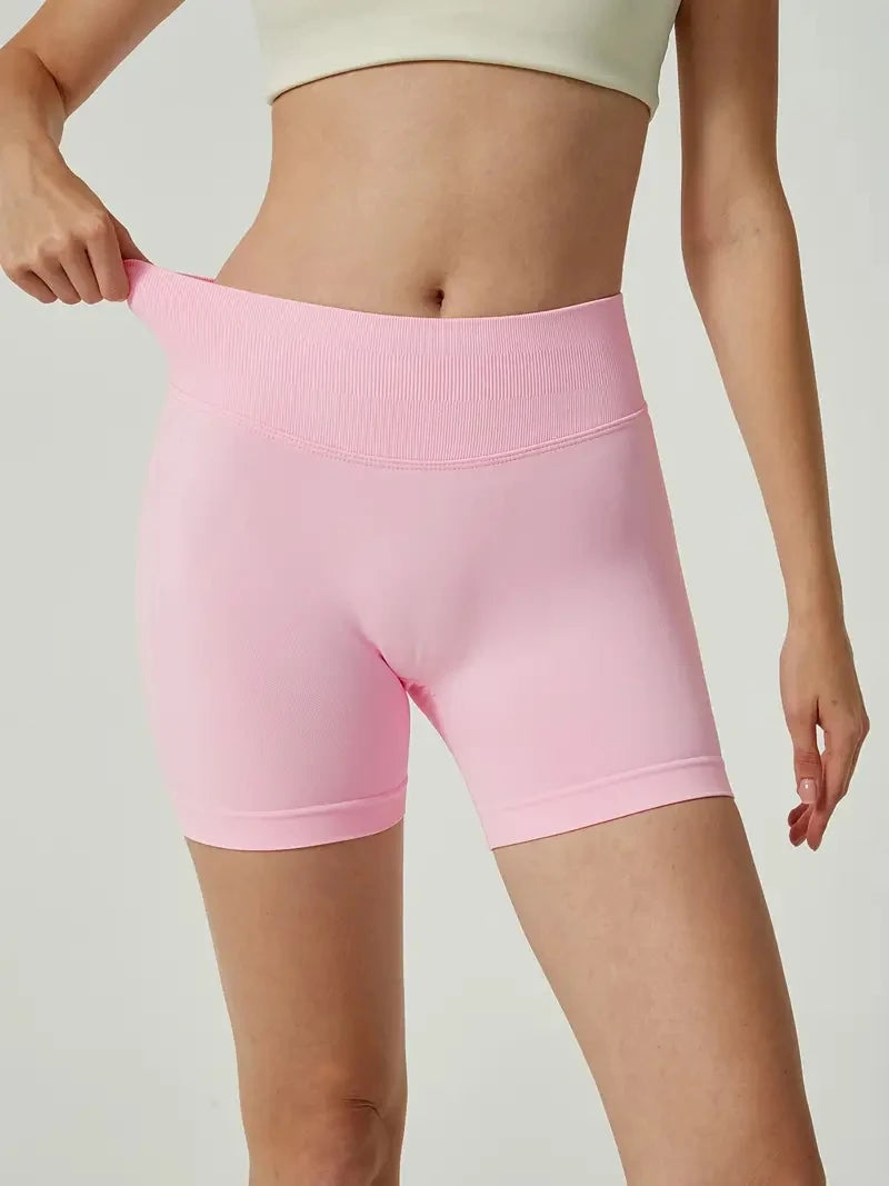 Shorts de yoga sans coutures roses à taille haute portés par un mannequin.