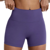 Un short de yoga et de sport compressif violet à taille haute porté par une personne.