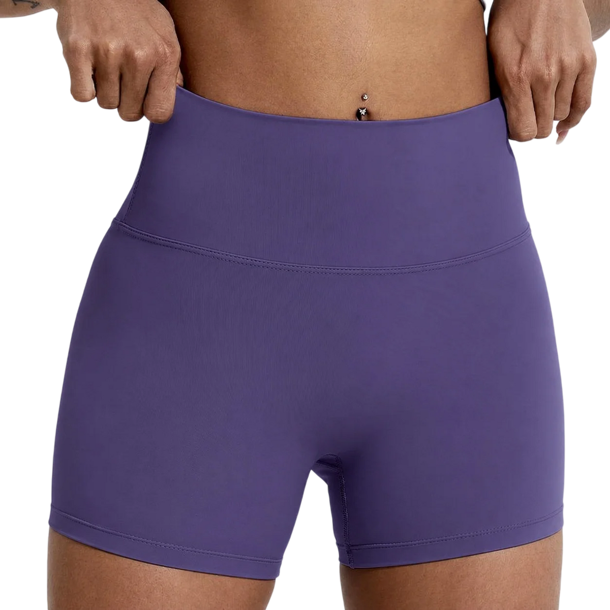 Un short de yoga et de sport compressif violet à taille haute porté par une personne.
