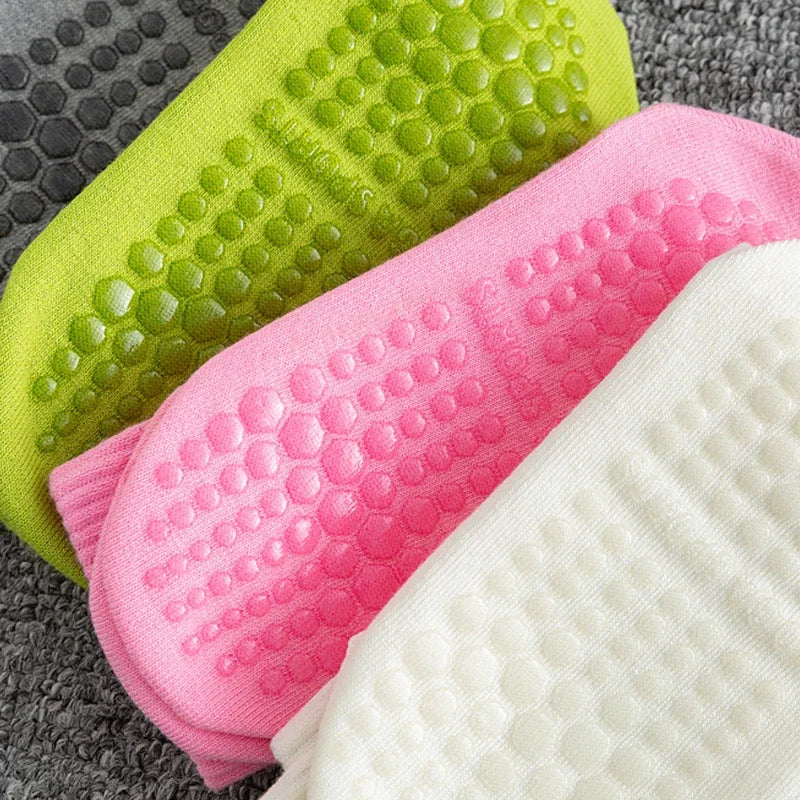 Drei Paar atmungsaktiver Yoga- und Pilates-Strumpfhosen über Knöchel in Limettengrün, Pink und Weiß.