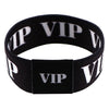 Schwarzer elastischer Armband mit weißer VIP-Aufschrift.