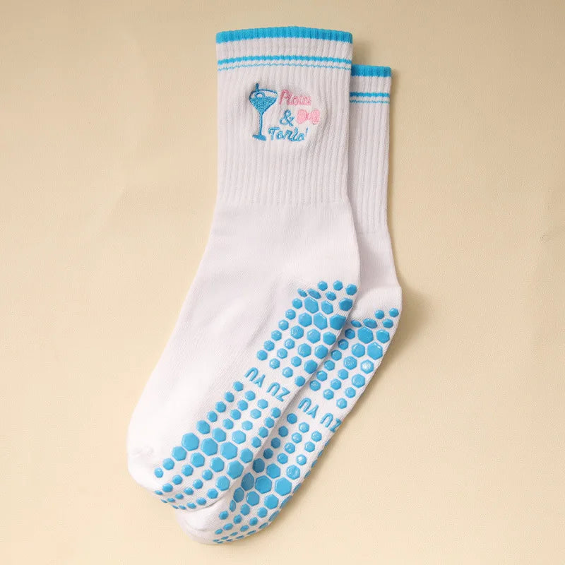 Weiße Strick-Yoga- und Fitnesssocken mit hellblauen Streifen und Zehen-Dotten