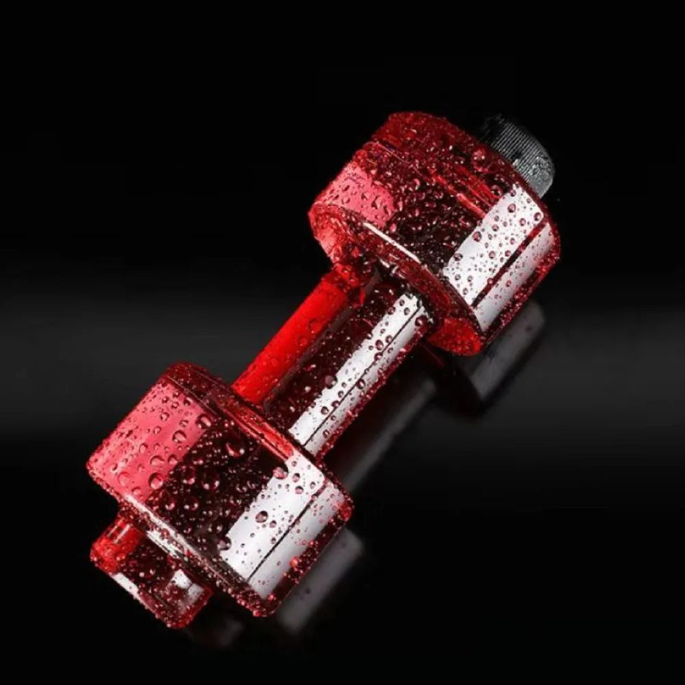 Rote und weiße, dicht verschließbare Sportflasche in Nahaufnahme gegen schwarzen Hintergrund.