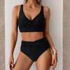 Un mannequin portant un maillot de bain deux pièces noir à coupe haute et froncé.