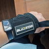Une main portant un bracelet noir avec une montre transparente sur un fond en bois.