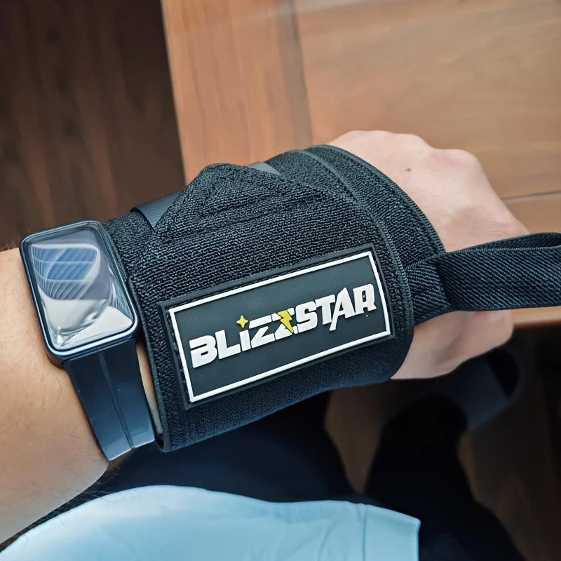 Une main portant un bracelet noir avec une montre transparente sur un fond en bois.
