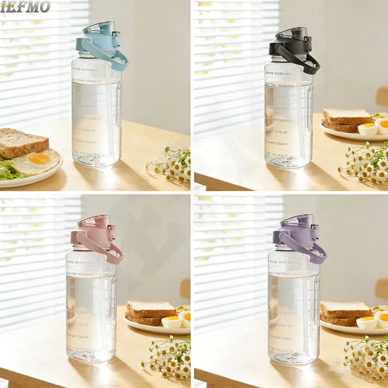 Klare, strapazierfähige Tritan-Wasserflasche mit lila Deckel und Zeitmarkierung auf Holzoberfläche.