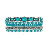 Un ensemble de cinq bracelets perlés bohèmes turquoise empilés.