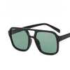 Gafas cuadradas ligeras negras con lentes verde oscuro y montura negra