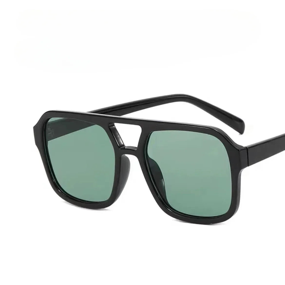 Gafas cuadradas ligeras negras con lentes verde oscuro y montura negra