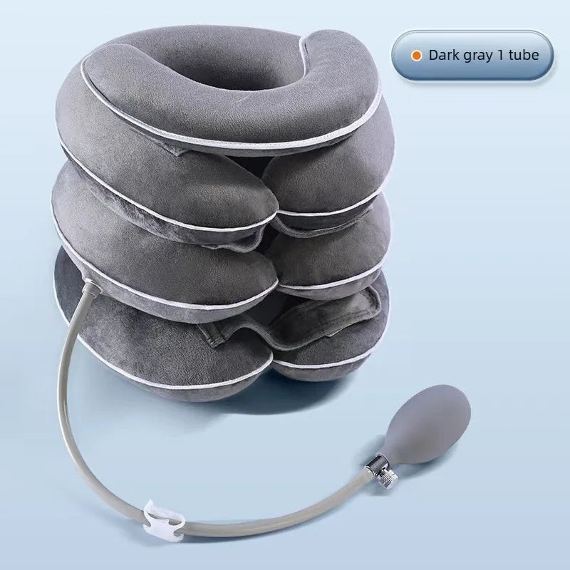 Una pila de collarines de tracción cervical grises oscuros inflables con un tubo flexible separado mostrado abajo.