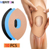 Zehen Stück beige Kinesiotape auf das Knie eines Beins.