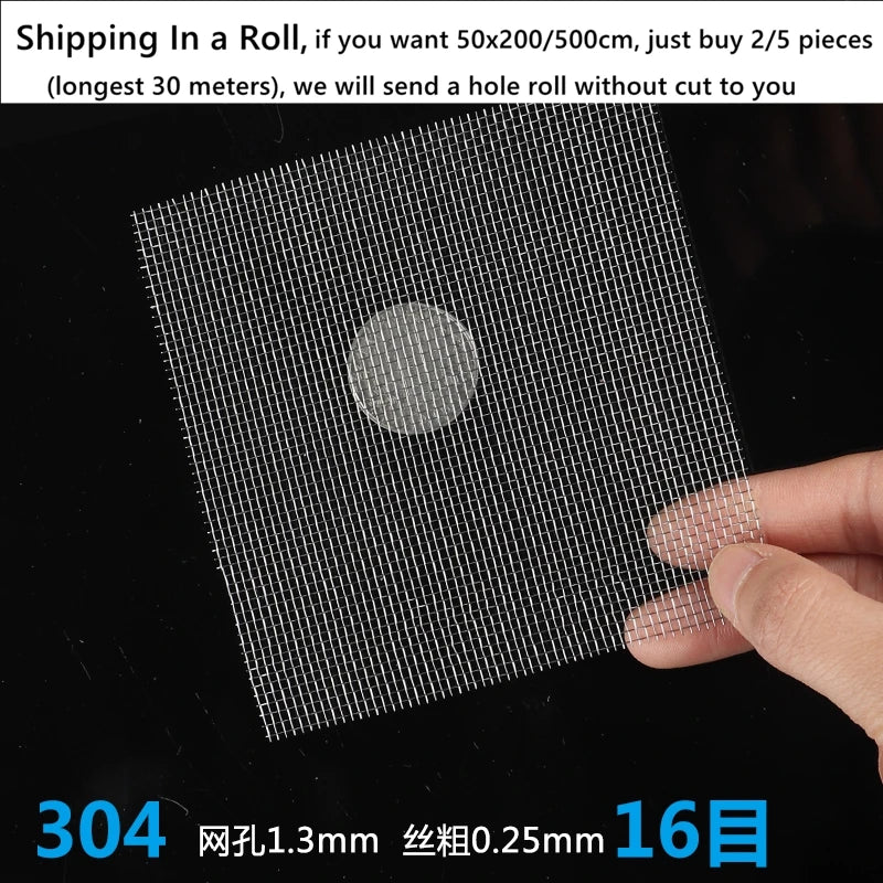 Une main tient une grille de fil de métal en acier inoxydable 304, montrant sa texture et sa taille.