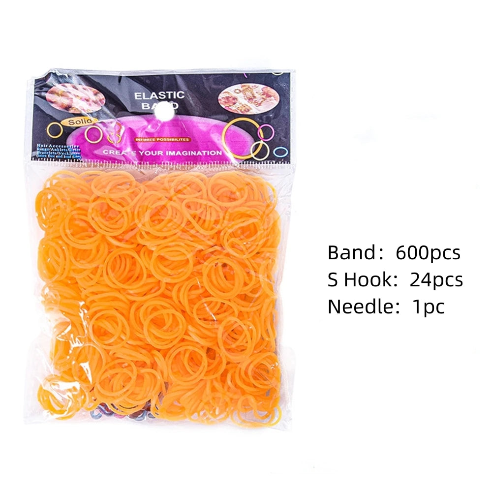 Paquete de bandas elásticas para telar en color naranja brillante con un gancho S y una aguja.