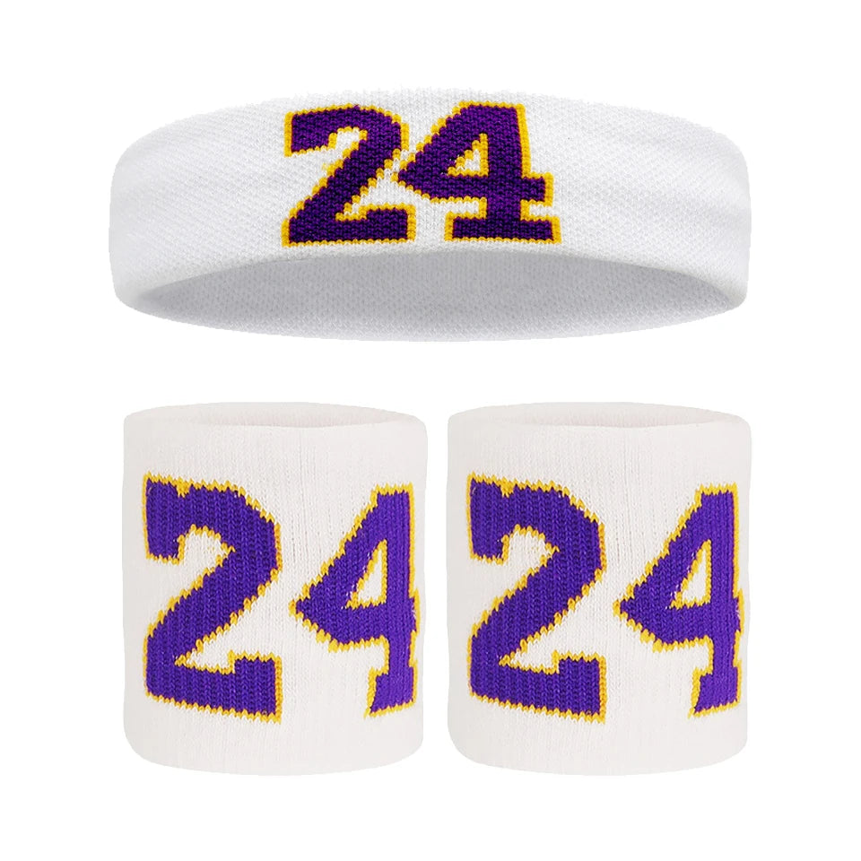 Un set de bracelets de sport blancs avec le numéro 24 imprimé en texte violet et or.