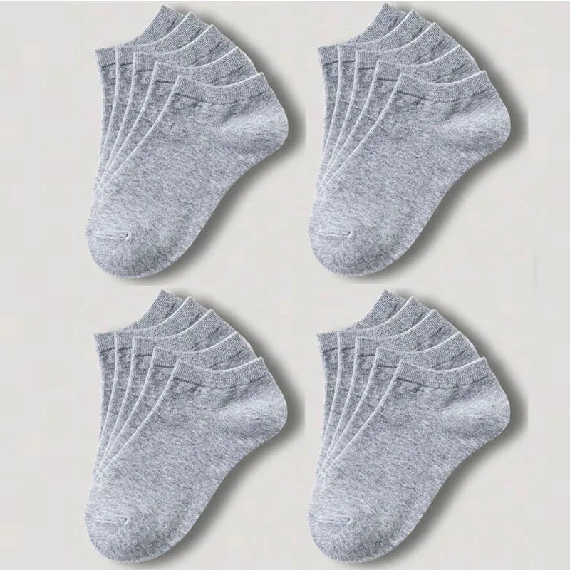 Un juego de calcetines unisex de algodón transpirable color gris claro, mostrados en cuatro ángulos diferentes.