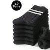 Ein Stapel von zehn Paar schwarzen gestreiften, atmungsaktiven Herrensocken.