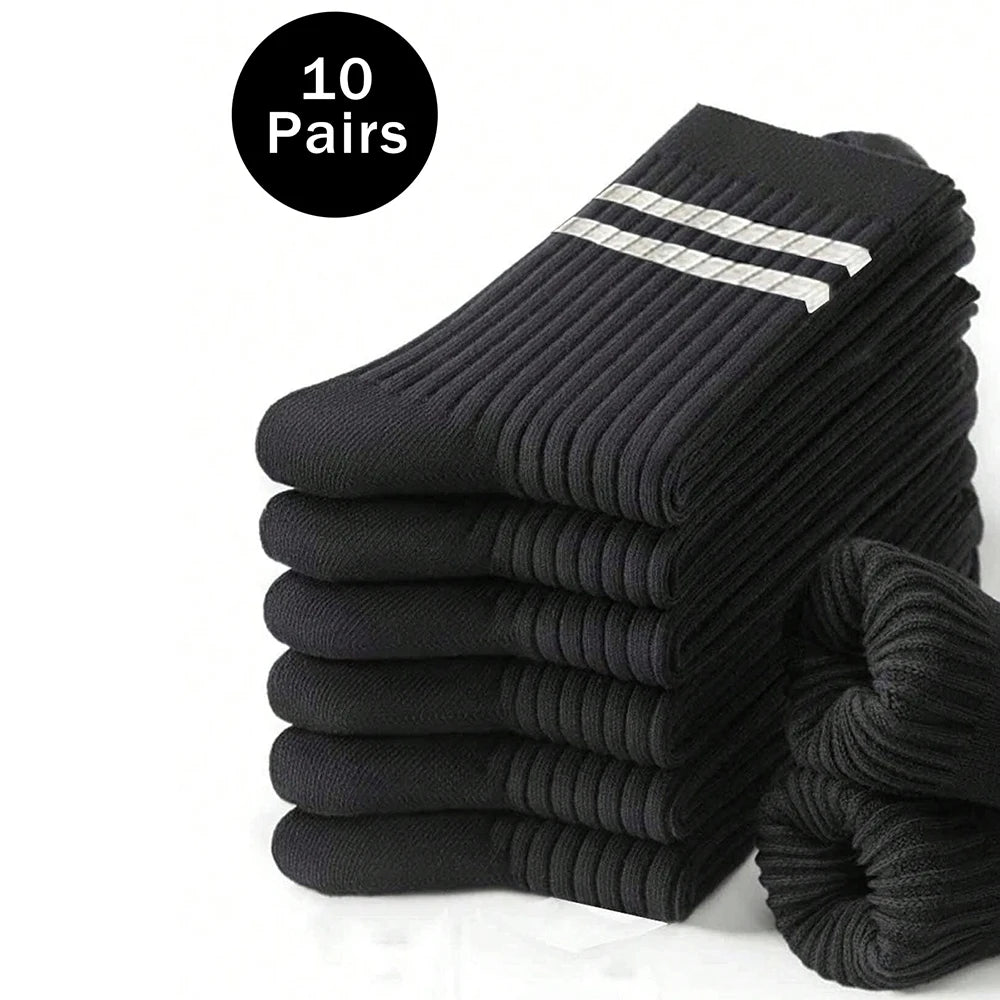 Ein Stapel von zehn Paar schwarzen gestreiften, atmungsaktiven Herrensocken.