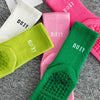 Stapel von drei atmungsaktiven Knöchelsocken in Weiß, Pink und Grün mit der Marke DOIT