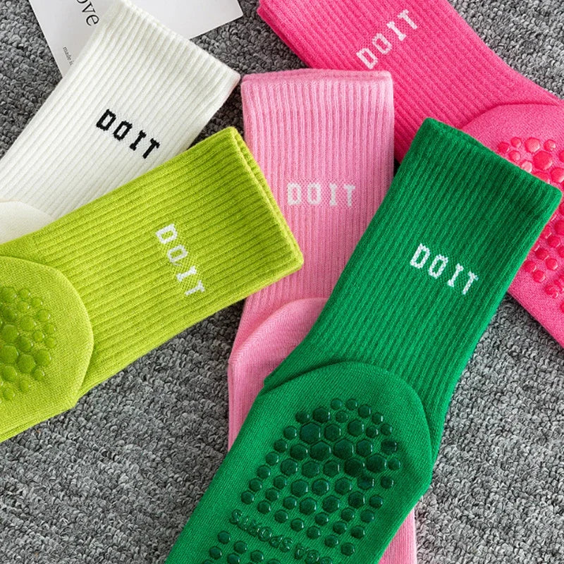 Stapel von drei atmungsaktiven Knöchelsocken in Weiß, Pink und Grün mit der Marke DOIT