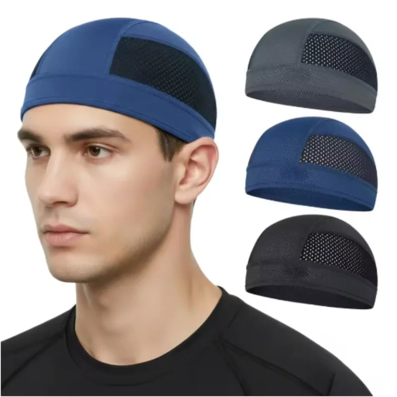 Hombre usando casco de ciclismo transpirable azul y negro, visto de lado y con vistas separadas del producto