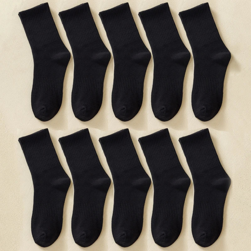 Une rangée de chaussettes en coton mélangé noires pour sport et usage quotidien, disposées sur un fond clair.