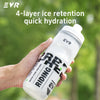 Una mano sostiene una botella de hidratación rápida con 4 capas para retención de hielo EVR.
