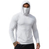 Ein Mann trägt einen weißen, leichten Funktions-Kapuzenpullover mit der Kapuze hochgezogen.