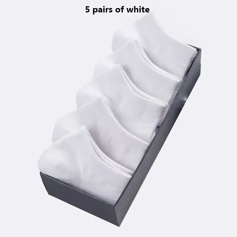 Cinco pares de calcetines blancos de algodón transpirable para el tobillo mostrados en una caja.