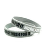 Pulsera de silicona gris con el texto FOR IT WORK FOR IT impreso.