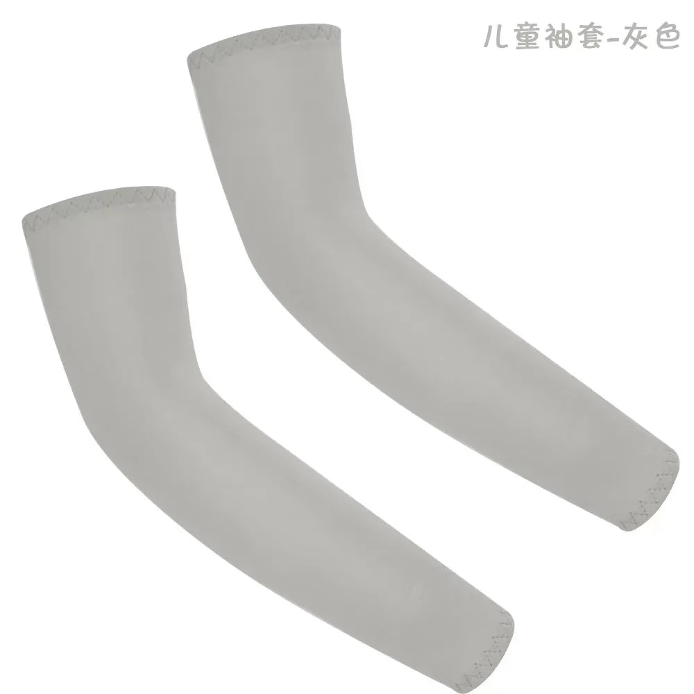 Un par de mangas de protección UV de color gris claro para niños.
