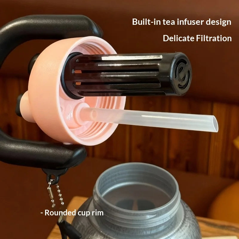 Un infusor de té rosa dentro de una botella de agua aislada con pajita, demostrando filtración delicada.