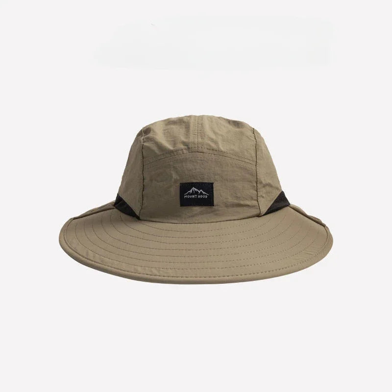 Beige Sonnenhut mit breiter Krempe und dunklem, verstellbarem Halsschutz mit kleinem Berglogo vorne.