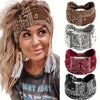 Eine Frau modelliert ein Boho-Twist-Headband in Braun-, Schwarz- und Weißmuster.