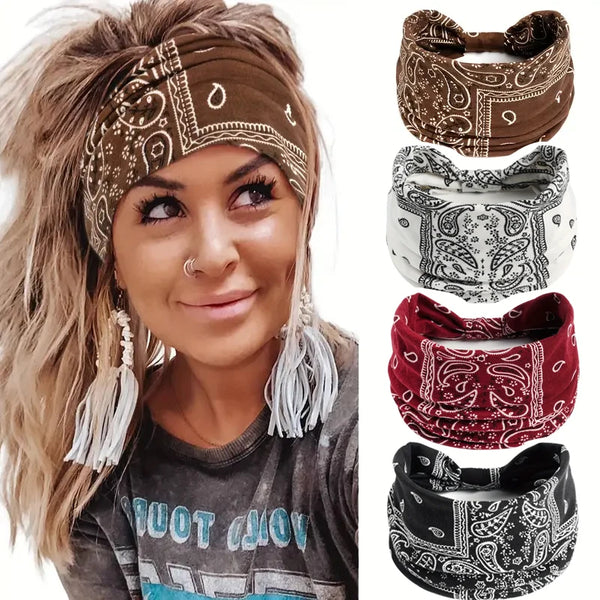 Une femme modèle un bandeau bohème avec des motifs marron, noir et blanc.