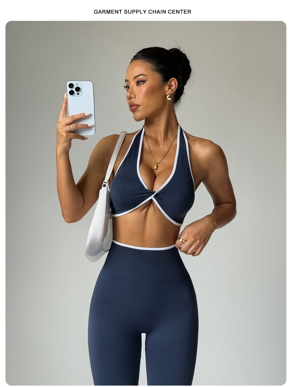 Model trägt ein-teiliges Sport-BH und Leggingsset mit Kontrastrand