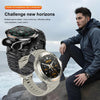 Ein Mann sitzt draußen mit einer multifunktionalen Smartwatch und Kopfhörern, die eine Uhr und ein Ohrhörer vereinen.
