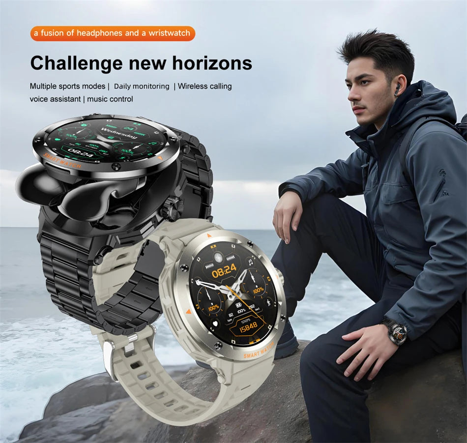 Ein Mann sitzt draußen mit einer multifunktionalen Smartwatch und Kopfhörern, die eine Uhr und ein Ohrhörer vereinen.