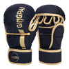 Ein Paar dunkelblaue und goldene professionelle MMA-Trainings-Boxhandschuhe.