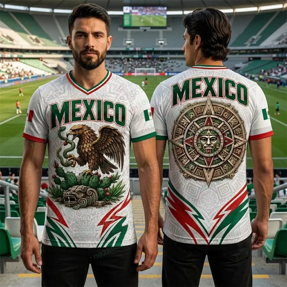 Ein männlicher Fußballspieler trägt ein weiß-grünes mexikanisches Adlerkrieger-Trikot auf einem Feld.