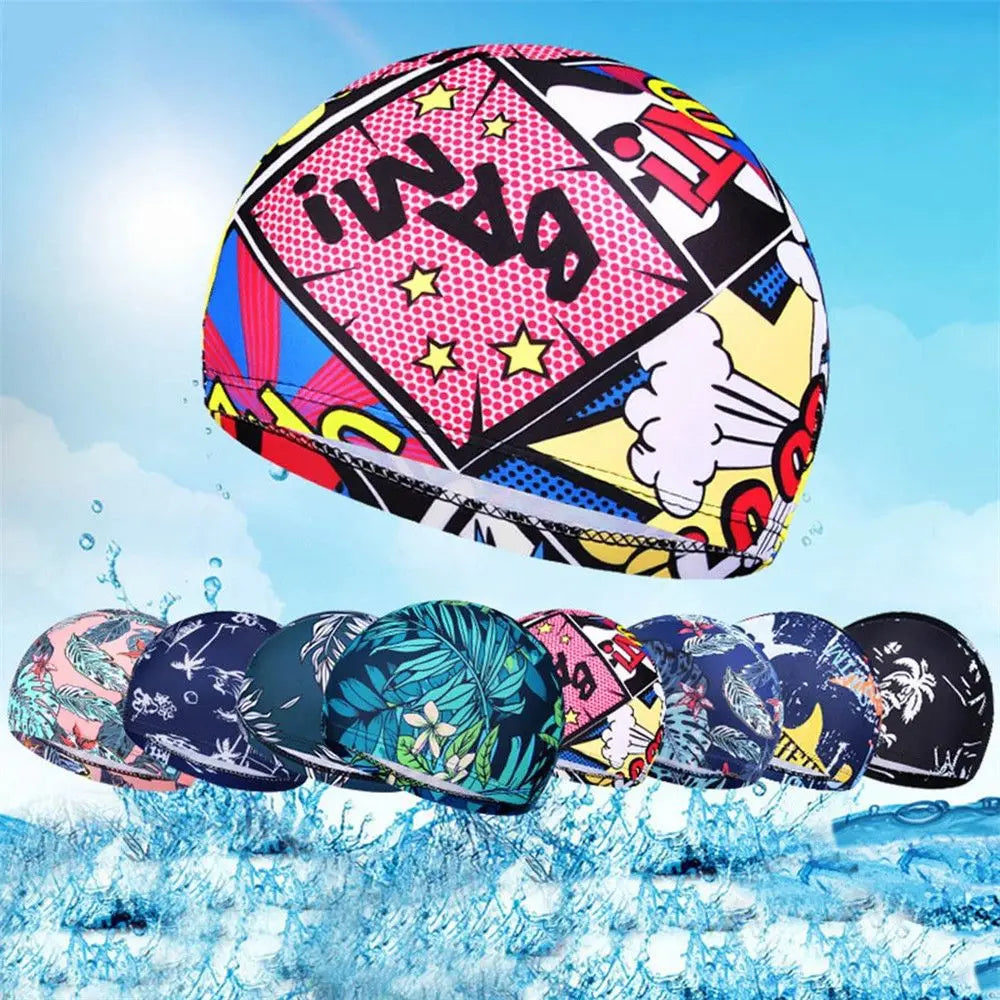 Casquette de bain en nylon élastique colorée contre un ciel bleu vif avec des nuages blancs et de l'eau glacée.