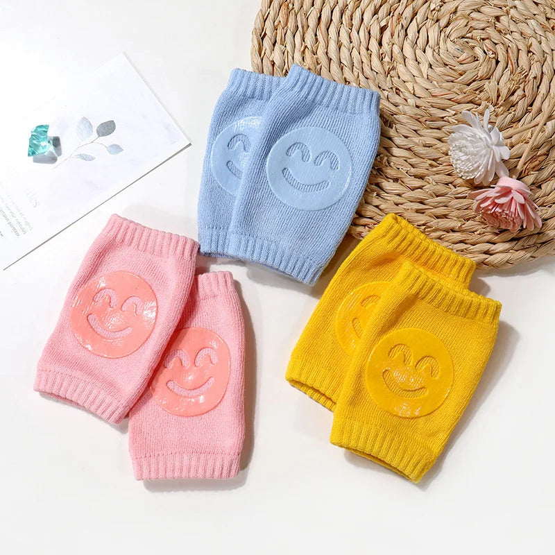 Eine Sammlung weicher elastischer Wadenwärmer für Baby und Kleinkinder in hellblauen, rosa und gelben Farben auf einer gefloc