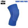 Un solo protector de rodilla corto azul real mostrado contra un fondo blanco.