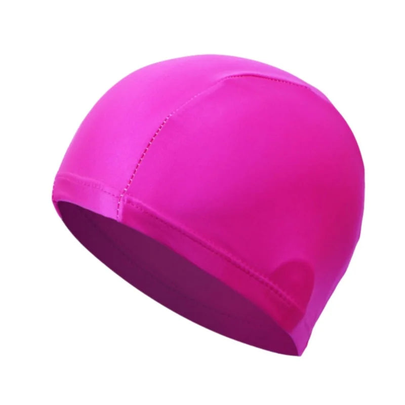 Bonnet de natation élastique universel rose vif vu de côté.