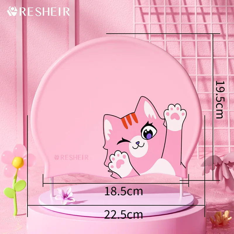 Bonnet de bain de chat rose dessiné, exposé sur un support sur fond rose.