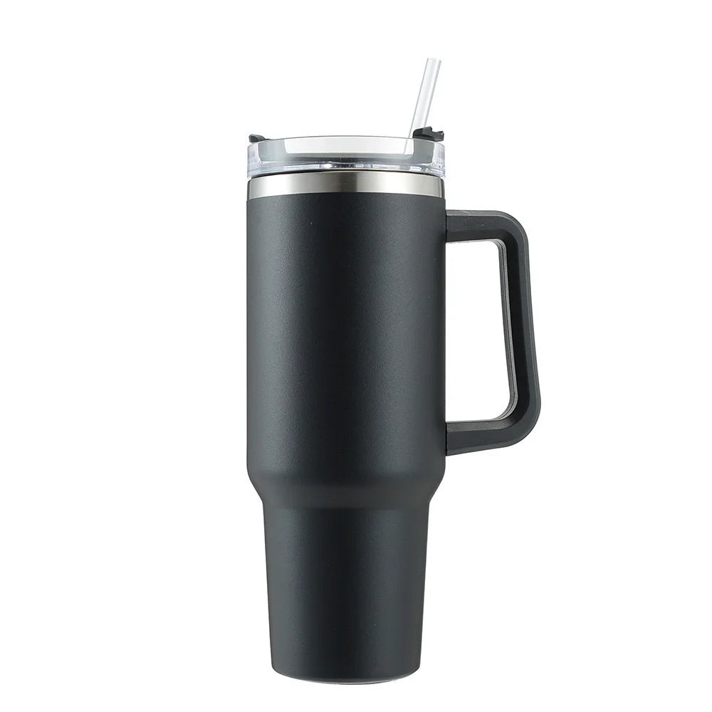 Tasse isotherme en acier inoxydable noir avec couvercle et paille, vue de côté.