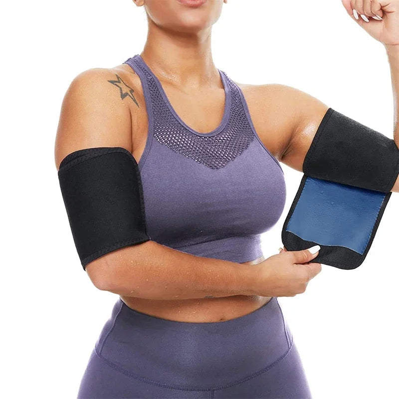 Femme portant un corset ceinture gainant abdominal violet et tenue de sport assortie.