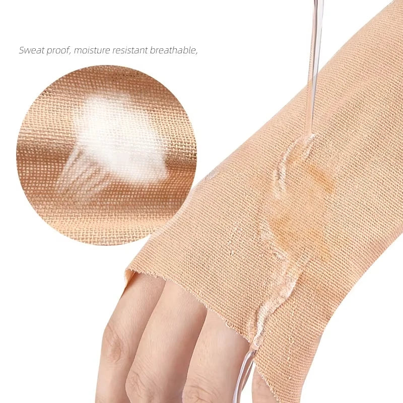 Une main applique ou montre un ruban anti-frottement invisible sur la peau, démontrant sa respirabilité et sa résistance à l'